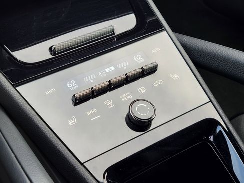 Used 2025 Porsche Cayenne Coupe image 21