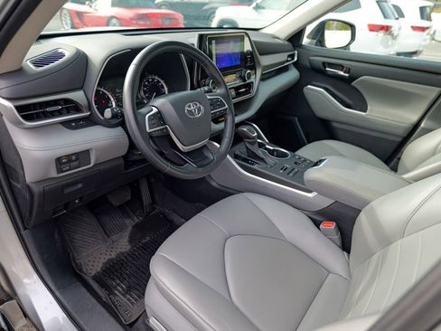 Used 2023 Toyota Highlander XLE image 19