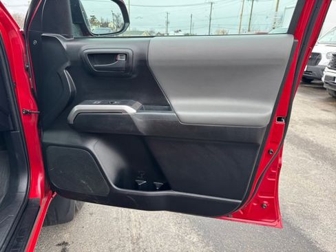 Certified 2021 Toyota Tacoma SR5 AWD/4WD image 31