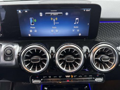 Used 2025 Mercedes-Benz GLB 250 4MATIC image 25