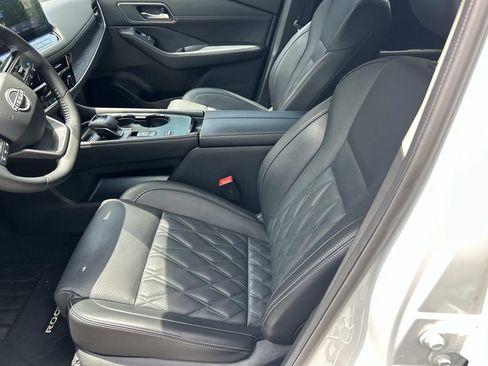 Certified 2025 Nissan Rogue Platinum w/ Platinum Premium Package FWD image 17