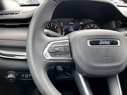 Used 2025 Jeep Compass Trailhawk AWD/4WD image 22