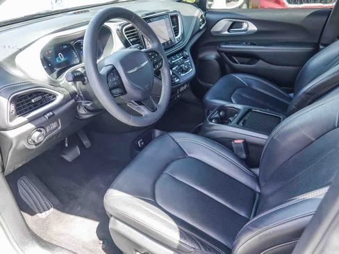 Used 2022 Chrysler Pacifica Touring-L w/ Uconnect Theater Family Group FWD image 16