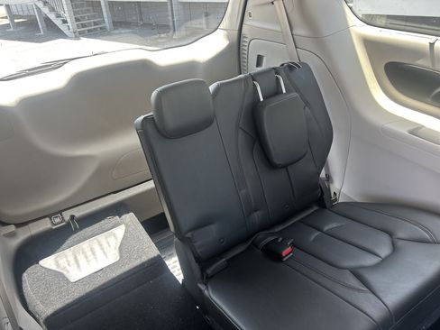 Used 2017 Chrysler Pacifica Touring-L FWD image 47