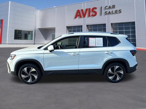 Used 2025 Volkswagen Taos SE AWD/4WD image 10