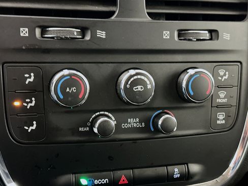 Used 2019 Dodge Grand Caravan SE w/ UConnect Hands-Free Group image 22