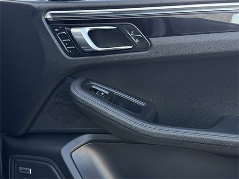 Used 2020 Porsche Macan image 26