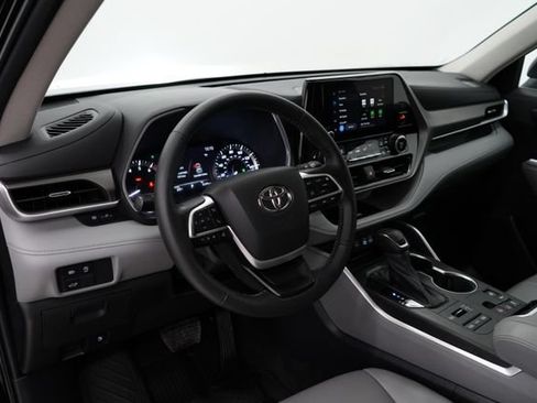 Used 2023 Toyota Highlander XLE AWD/4WD image 14