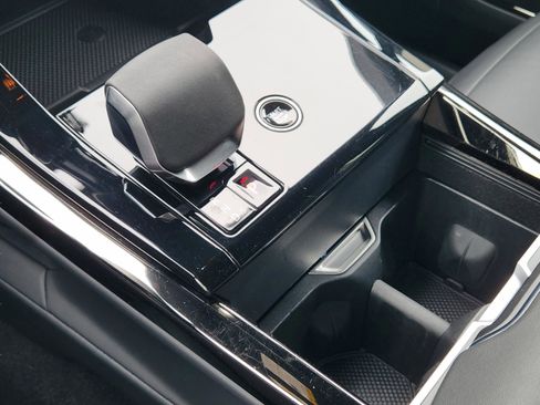 Used 2025 Land Rover Range Rover Sport SE image 19