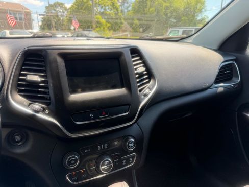 Used 2019 Jeep Cherokee Latitude Plus w/ Comfort/Convenience Group AWD/4WD image 13