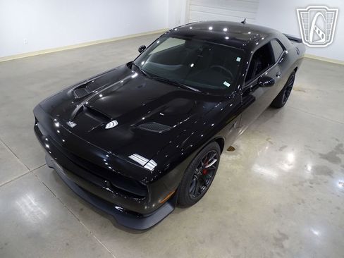 Used 2015 Dodge Challenger SRT Hellcat image 3