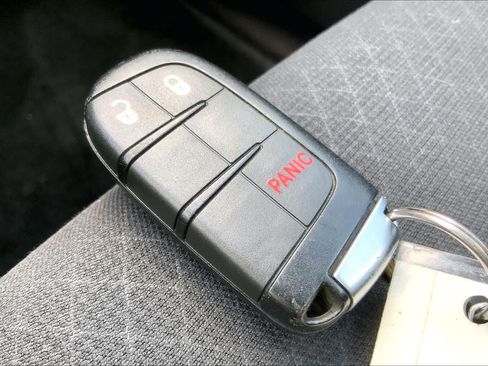 Used 2018 Jeep Grand Cherokee Laredo RWD image 15