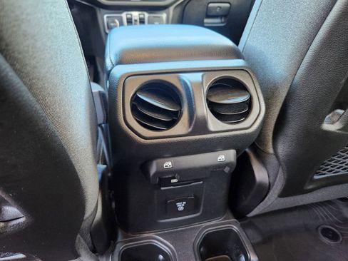 Used 2024 Jeep Gladiator Rubicon w/ Convenience Group AWD/4WD image 32