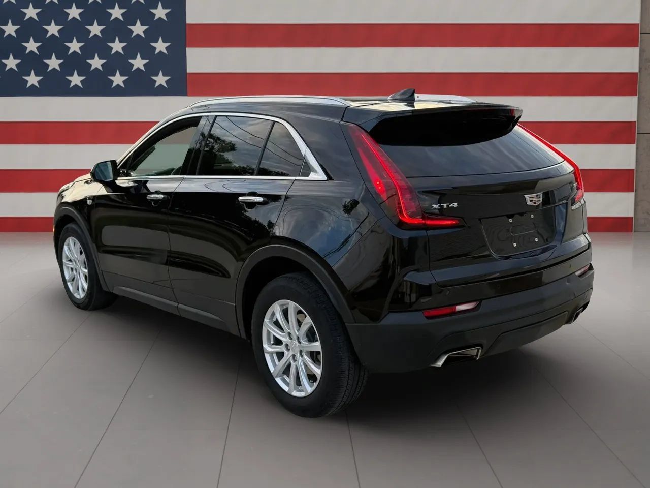 Used 2023 Cadillac XT4 Luxury w/ Cold Weather Package FWD image 11