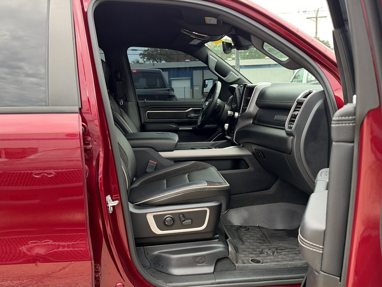 Used 2023 RAM 1500 Laramie AWD/4WD image 15