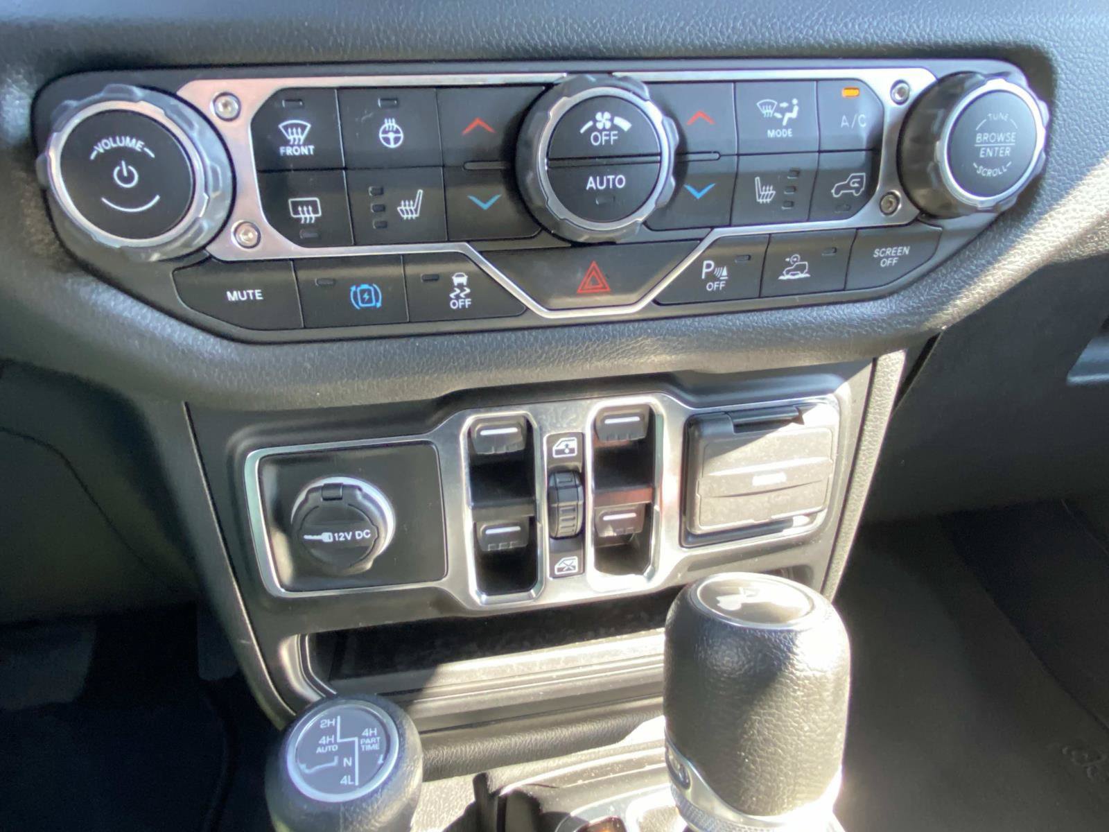 Used 2024 Jeep Wrangler Unlimited w/ Convenience Group AWD/4WD image 28