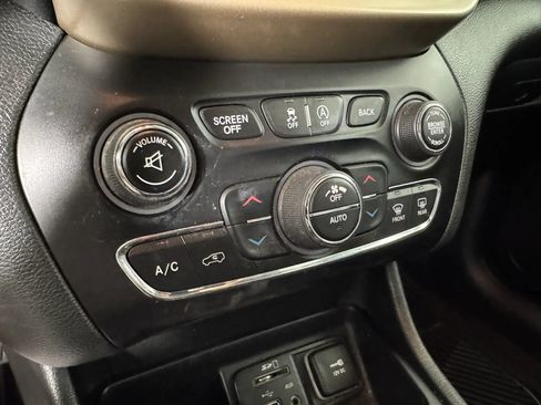 Used 2015 Jeep Cherokee Limited w/ Luxury Group AWD/4WD image 20