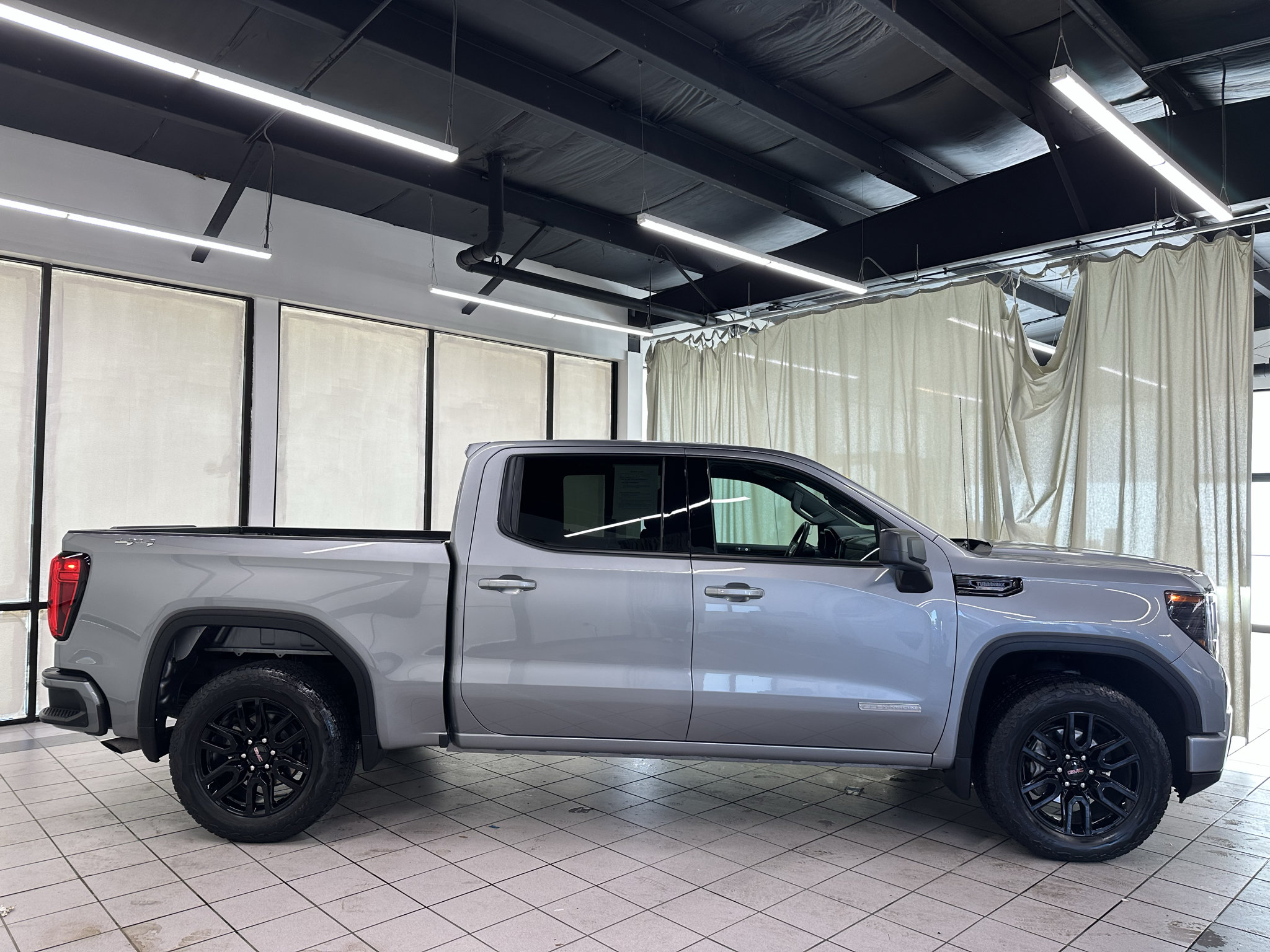 Used 2025 GMC Sierra 1500 Elevation AWD/4WD image 3