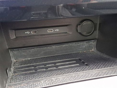 Certified 2025 Volkswagen Taos SE image 24