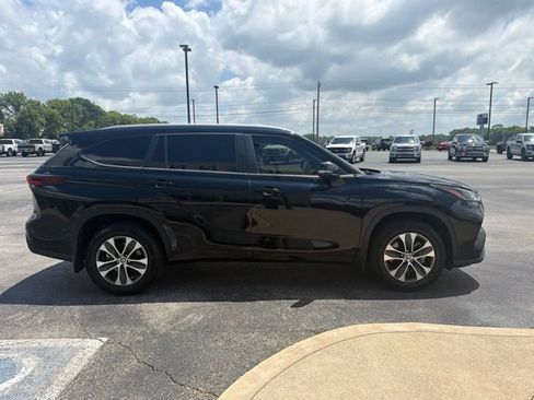 Used 2024 Toyota Highlander XLE AWD/4WD image 4