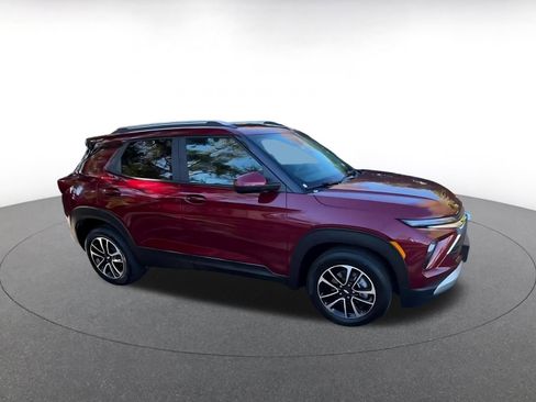 Used 2025 Chevrolet TrailBlazer LT image 2