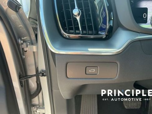 Certified 2025 Volvo XC60 B5 Core image 23