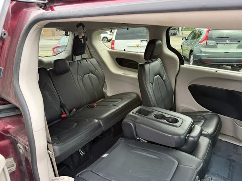 Used 2018 Chrysler Pacifica Touring-L Plus w/ Tire & Wheel Group FWD image 12