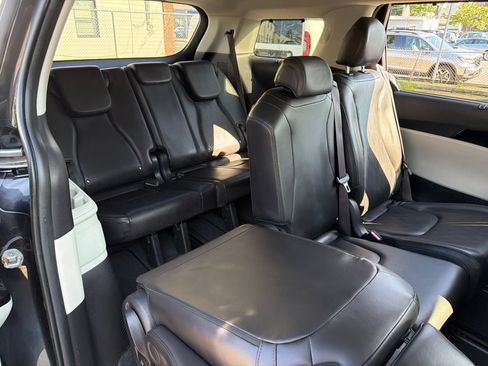 Used 2024 Kia Carnival EX FWD image 12