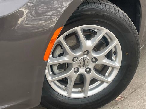 Used 2023 Chrysler Pacifica Touring-L image 8