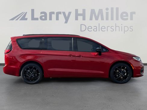 New 2026 Chrysler Pacifica Select w/ S Appearance Package FWD image 6