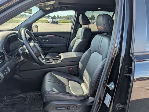 Used 2025 Honda Pilot TrailSport image 7