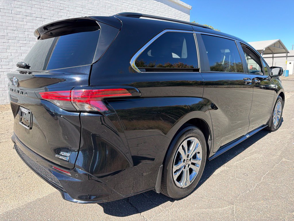 Used 2022 Toyota Sienna XSE AWD/4WD image 2