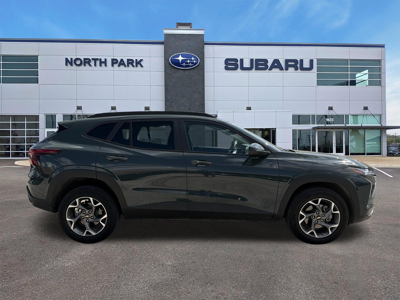 Used 2025 Chevrolet Trax LT w/ Driver Confidence Package FWD image 2