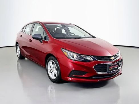 Used 2017 Chevrolet Cruze LT w/ Convenience Package FWD image 2