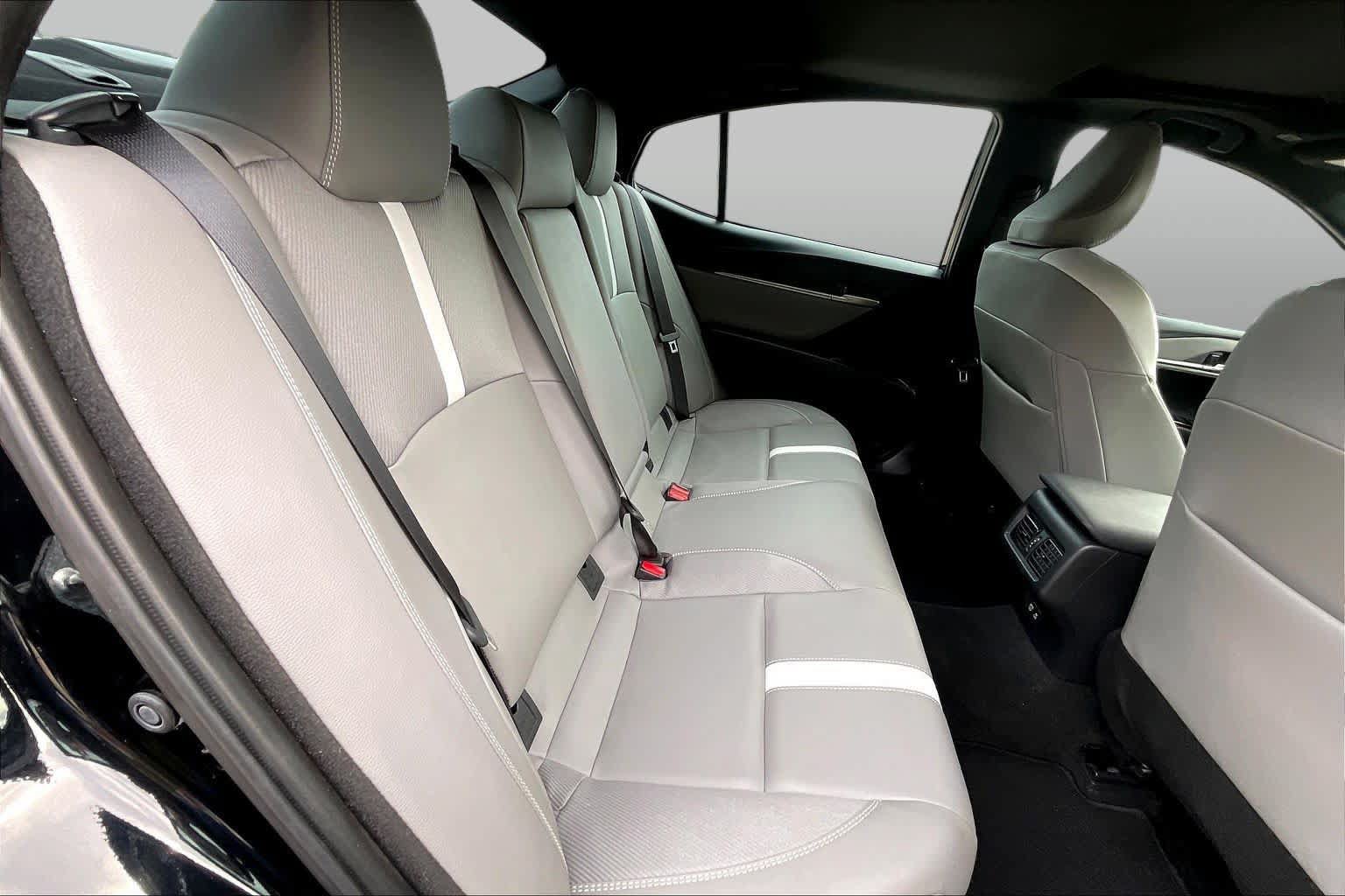 Used 2025 Toyota Camry SE w/ Convenience Package FWD image 19