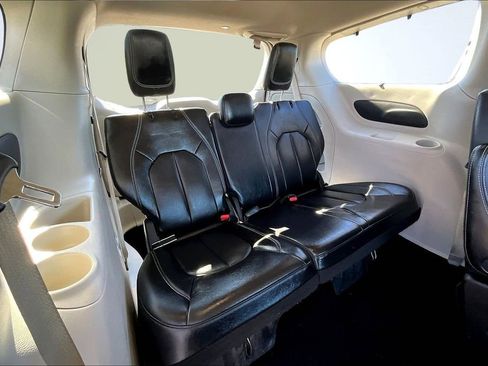 Used 2022 Chrysler Pacifica Touring-L image 28