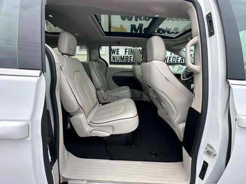 Used 2020 Chrysler Pacifica Limited FWD image 25
