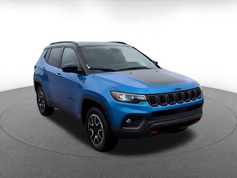 Used 2025 Jeep Compass Trailhawk AWD/4WD image 3