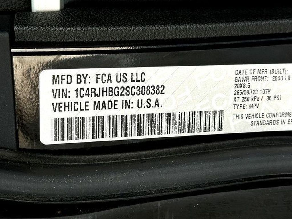 Used 2025 Jeep Grand Cherokee Limited w/ Black Appearance Package AWD/4WD image 32