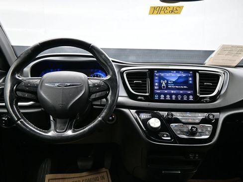 Used 2020 Chrysler Pacifica Touring w/ S Appearance Package FWD image 14