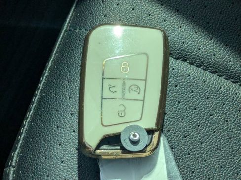 Used 2022 Volkswagen Tiguan SE w/ Panoramic Sunroof Package image 32