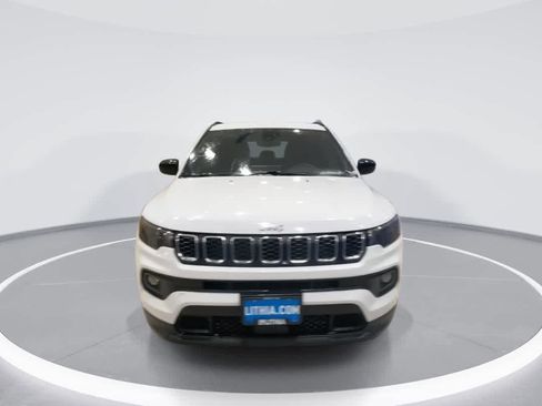 Used 2024 Jeep Compass Latitude image 3