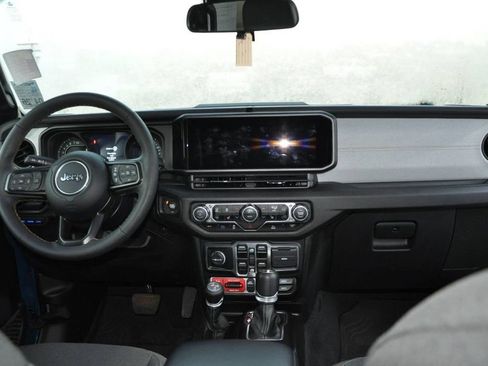 Used 2024 Jeep Wrangler Unlimited image 18