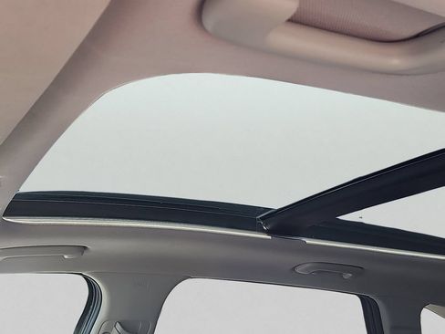 Certified 2022 Kia Sorento S w/ Panoramic Sunroof Package AWD/4WD image 16