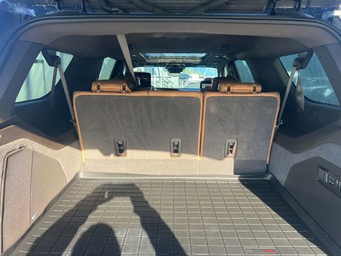 Used 2023 Cadillac Escalade ESV Premium Luxury image 7