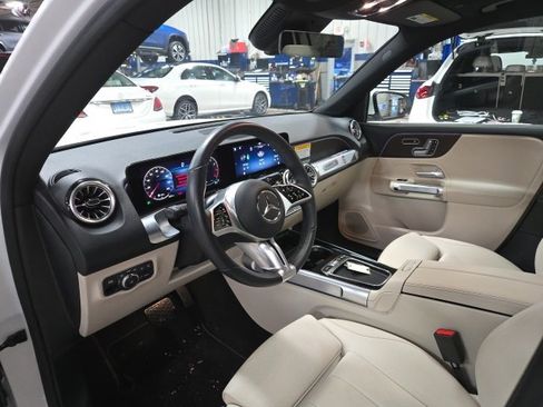 Used 2025 Mercedes-Benz GLB 250 4MATIC image 3