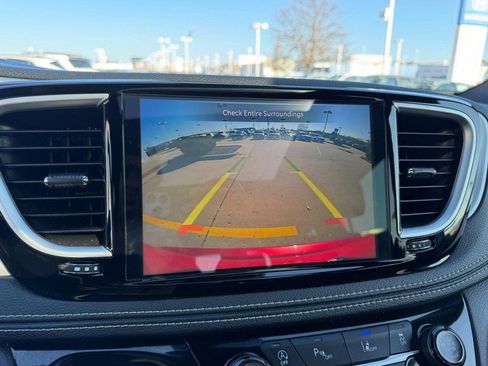 Used 2025 Chrysler Pacifica Limited image 25