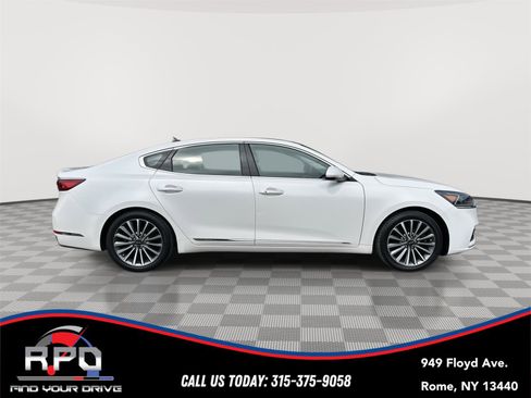 Used 2017 Kia Cadenza Premium w/ Luxury Package FWD image 6
