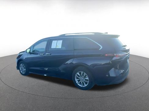 Used 2025 Toyota Sienna XLE image 10