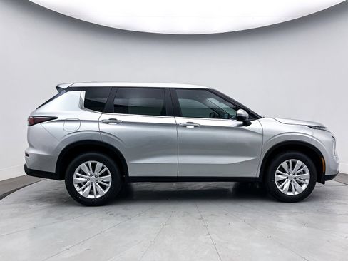 New 2025 Mitsubishi Outlander ES image 8